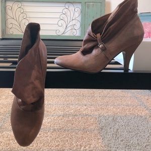 Nine West tan heeled bootie size 8 1/2